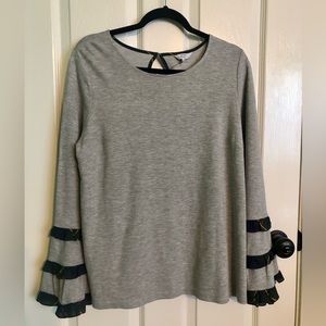 Crown & Ivy Women’s Gray Sweater w/ Fabric Accent Flared Sleeves NWT Size Large